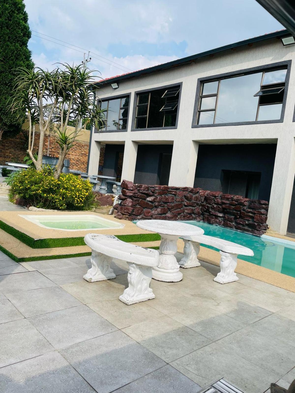National Lodge بينوني المظهر الخارجي الصورة